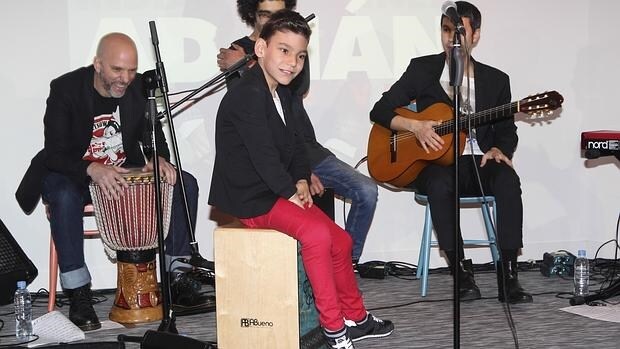 Adrián Martín, el niño con hidrocefalia, se consagra como estrella de la música