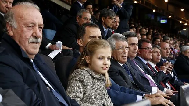 La princesa Leonor asiste a su primer «palco» junto a Felipe VI en el Atlético-Bayern del Calderón