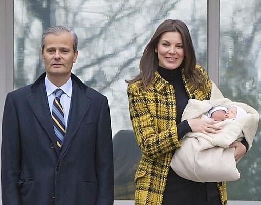 Javier Merino y Mar Flores con sus mellizos Bruno y Daría, en marzo de 2011