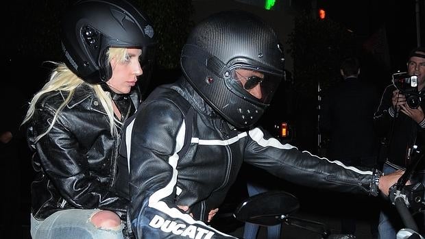 Lady Gaga con cara de velocidad aunque Bradley aún no ha arrancado la moto