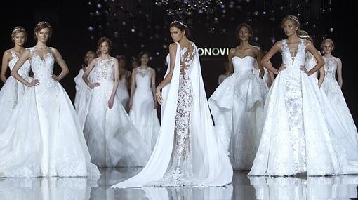 Irina en el cierre del desfile de Pronovias