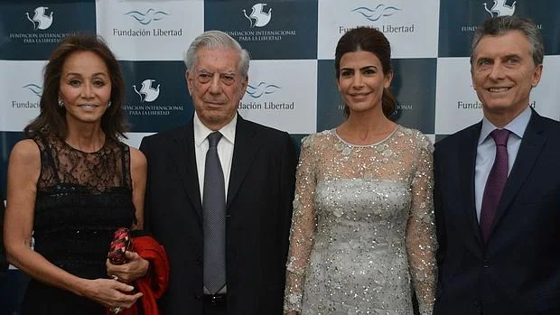 Vargas Llosa e Isabel Preysler cenan con Macri entre alabanzas a su gobierno