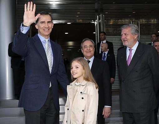 Ahora ha sido la infanta Sofía la que acompañó al rey al palco del Bernabéu para ver al Real Madrid