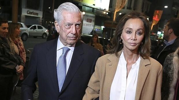 Mario Vargas Llosa e Isabel Preysler a su llegada al teatro