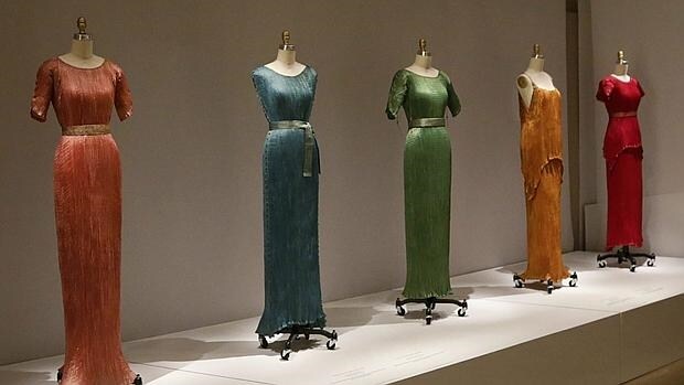 Vestidos de alta costura diseñados por el español Mariano Fortuny expuestos en el MET