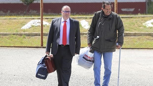 Julián Muñoz y su abogado llegando al CIS de Algeciras