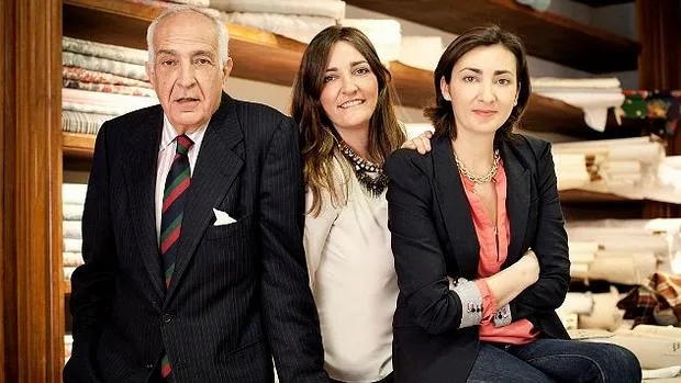 José Manuel Mendoza, nieto del fundador de Los Encajeros, con sus hijas Mónica y María