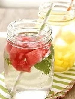 Si eres de a quienes les cuesta tomar agora, siempre puedes combinarla con frutas, limón o pepino para que tome un sabor más refrescante