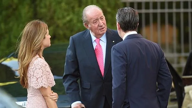 El Rey Don Juan Carlos saludando a la familia de los novios a su llegada a la fiesta