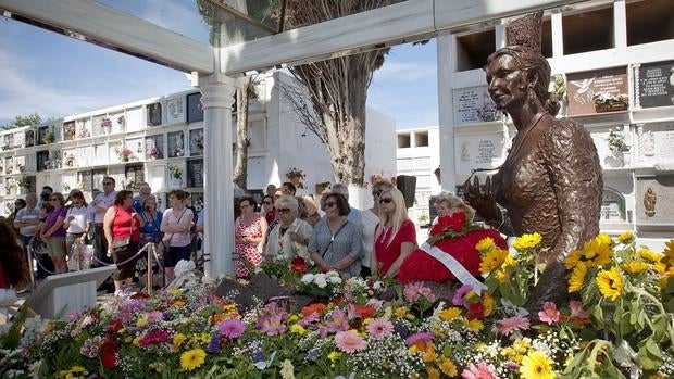 El busto de Rocío Jurado en su tumba en el cementerio de la localidad natal de la cantante en Chipiona (Cádíz)