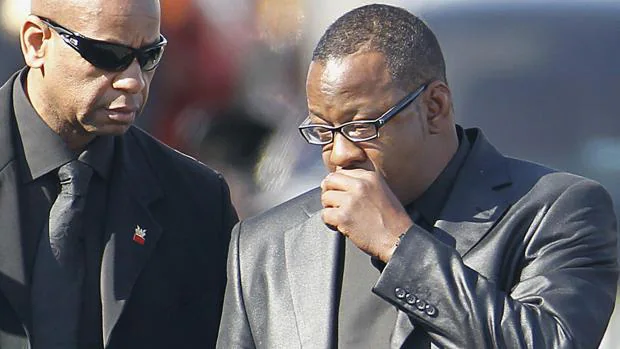 Bobby Brown durante el entierro de Whitney Houston en 2012