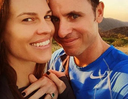 Hilary Swank con su anilllo de compromiso y Rubén Torres