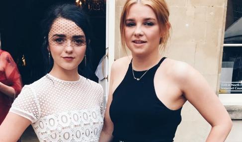 Maisie Williams zanja la polémica en la que se ha visto envuelta por no usar sujetador