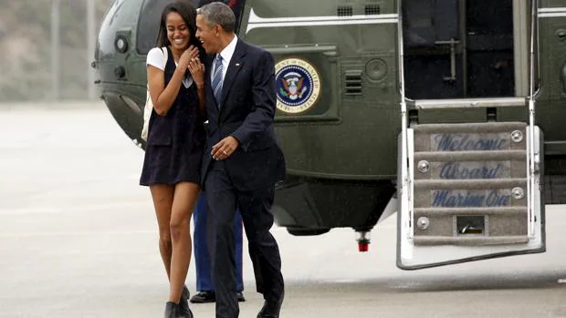 Malia Obama y su padre, tras aterrizar en Los Ángeles el pasado mes de abril