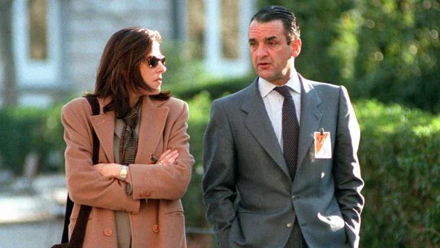 Paloma Aliende y Mario Conde en la puerta de la Audiencia Nacional en 1999, durante el juicio por el «Caso Banesto»