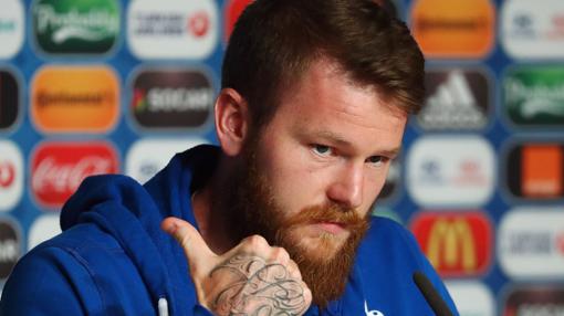 Aaron Gunnarsson durante una rueda de prensa en Francia