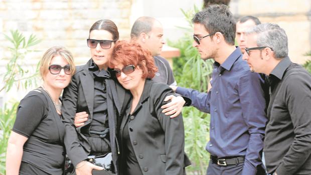 Raquel Sánchez Silva y la familia Biondo durante el entierro del cámara en Palermo
