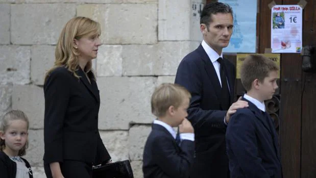 Doña Cristina, Iñaki Urdangarín y dos de sus hijos, en el funeral del padre del ex Duque, en 2012