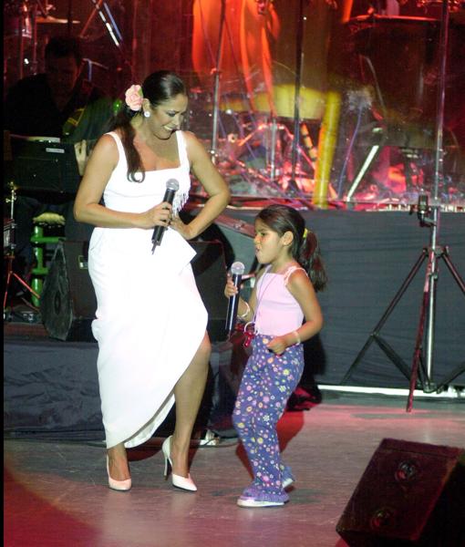 La tonadillera y su hija durante un concierto en 2001