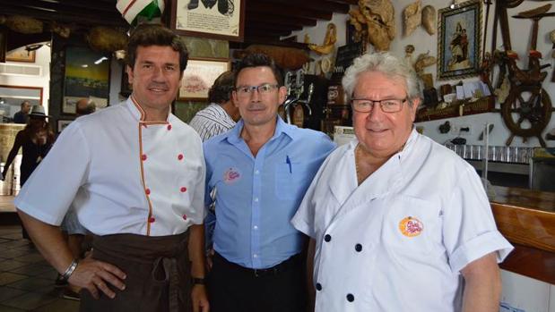 Fernando Hermoso (centro), su padre y su hermano regentan en la actualidad Casa Bigote