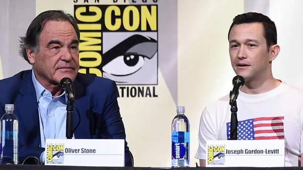 Oliver Stone y Joseph Gordon-Levitt en la Comic-Con International de San Diego