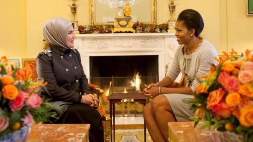 Emine Erdogan durante un encuentro con lMichelle Obama en el 2009