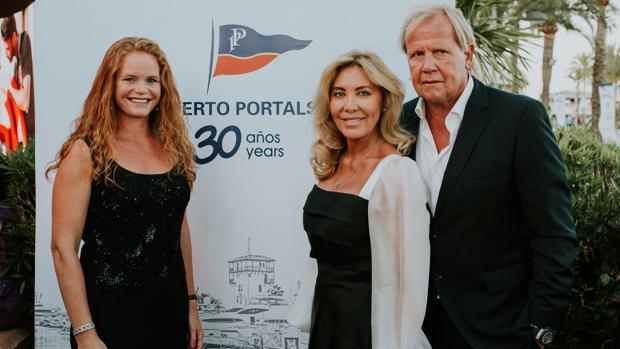 La consejera delegada de Puerto Portals, Corinna Graf, posó junto a Norma Duval y Matthias Kuhn