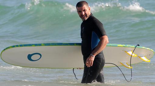 Toño practicando surf durante sus vacaciones en Cádiz