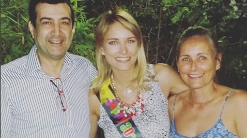 Alba Carrillo junto a sus padres el día de su cumpleaños