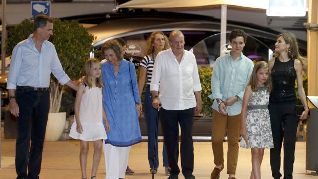 La familia real a su salida de un conocido restaurante en Mallorca