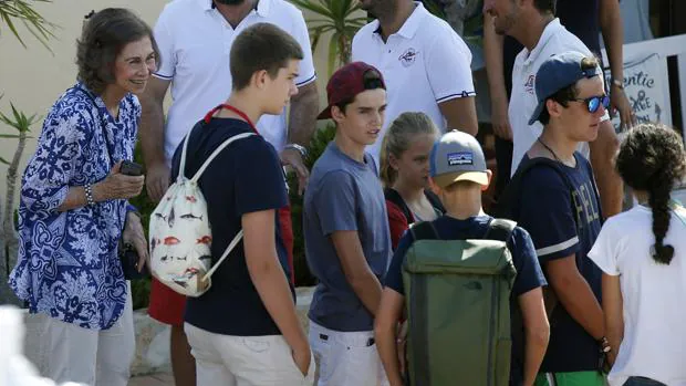 La Reina Doña Sofía junto a sus nietos a su llegada a la escuela de Calanova
