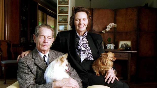 Los Reyes de Rumanía Miguel y Ana posando en su casa de Ginebra con sus perros