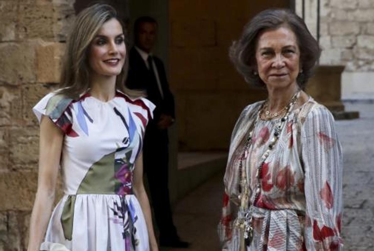 Doña Letizia y Doña Sofia durante la recepcion anual del Palacio de la Almudaina