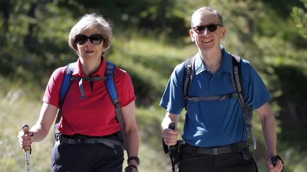 Theresa May y su marido Philip John May disfrutan de sus vacaciones en Suiza