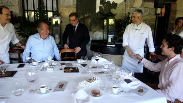 Don Juan Carlos y su nieto, Felipe, en el restaurante Zuberoa