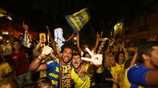 Aficionados celebran el gol del ascenso al Cádiz en Alicante, en Mina Five, el 26 de junio