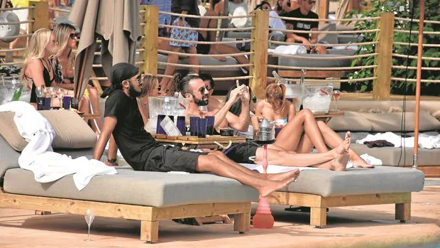 Varios jóvenes de la jet set saudí se relajan en la piscina a ritmo de la diva Nalaya