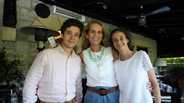 Felipe de Marichalar con su madre, Doña Elena, y su hermana, Victoria Federica, este verano en Oyarzun (Guipúzcoa)