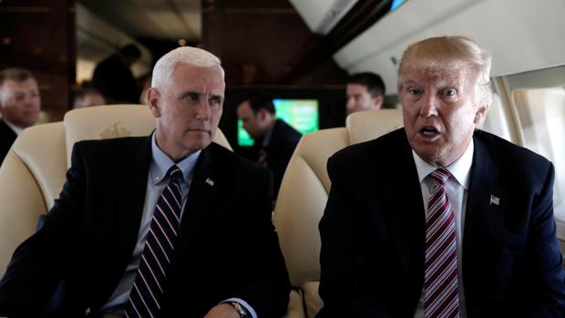 Donald Trump junto a Mike Pence en su avión