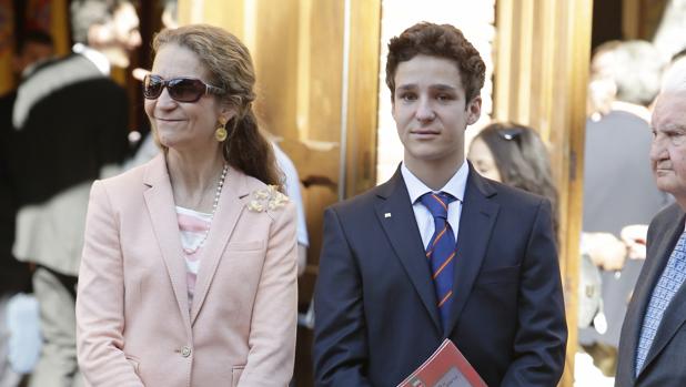 La Infanta Elena de Borbón y Felipe Juan Froilán de Marichalar durante la corrida de la Beneficencia 2016