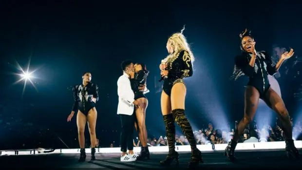 Dos bailarines de Beyoncé se comprometen en pleno concierto