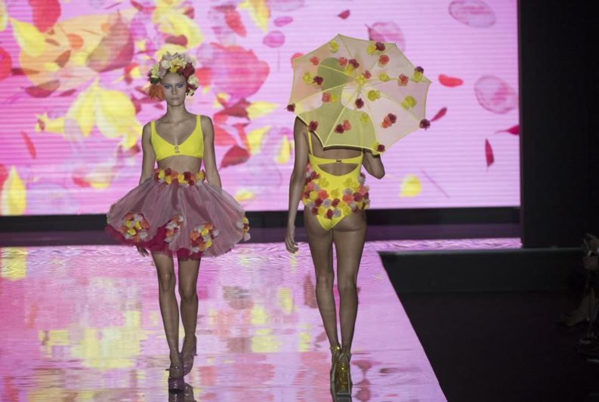 Arranca la MBFWM con la feminidad de Andrés Sardá