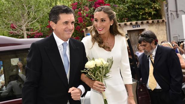 Jaume Matas lleva al altar a su hija en una iglesia de Mallorca