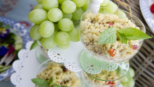 Frutas y ensalada, sanas y refrescantes