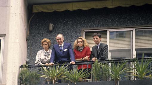 Revilla, junto a su esposa, su hija Margarita y su yerno Jesús Álvarez, en 1988.