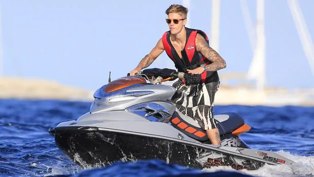 Justin Bieber sobre una moto de agua en Ibiza