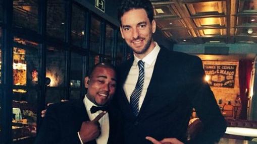 Pau Gasol en Tatel con un miembro del