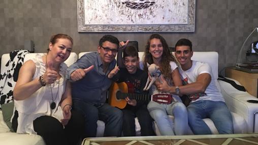 El pequeño cantante con sus padres y hermanos