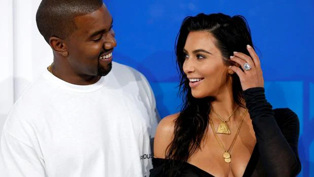 Kim Kardashian junto a su marido Kanye West