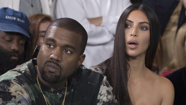 Kim y Kanye West en un desfile meses atrás del robo